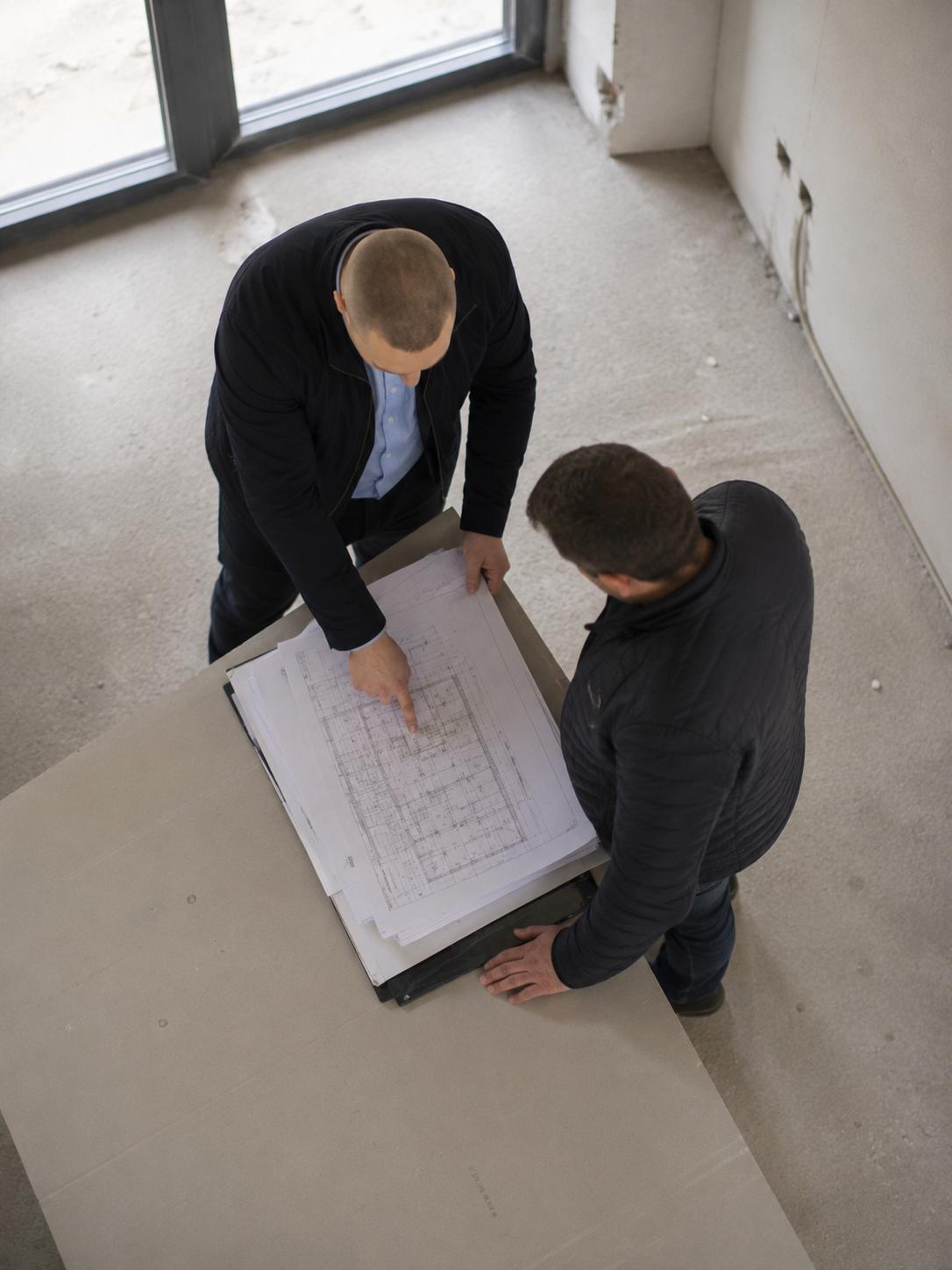 Planbesprechung auf einer Baustelle